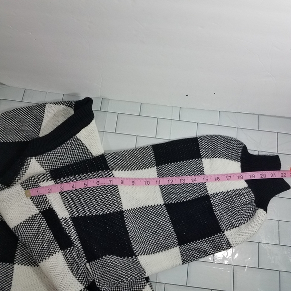 Listicle Black and White Sweater L Nwt - Picture 7 of 12